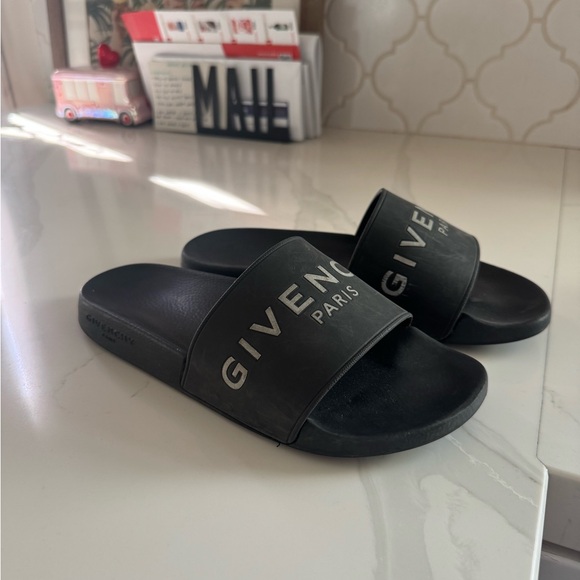 Givenchy Logo Slides - Picture 8 of 12